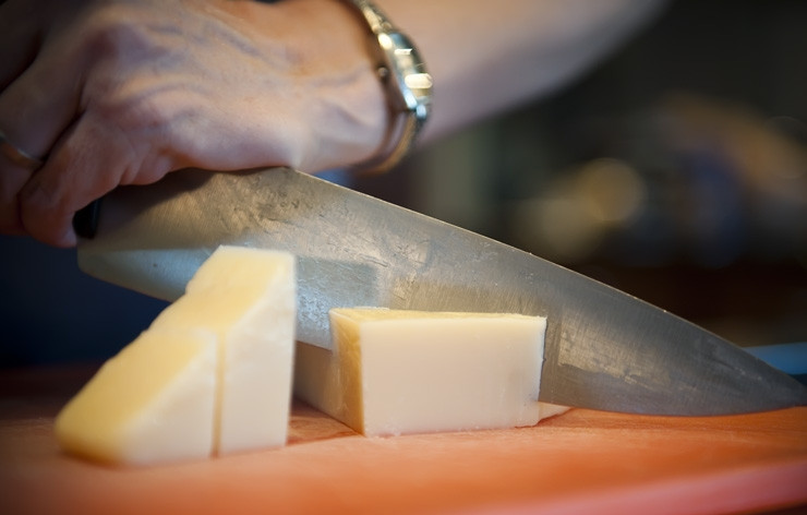 1. Этап. Гренки с сыром и чесноком: 2. Сыр нарежьте крупными кусками. Его отправим в блендер.