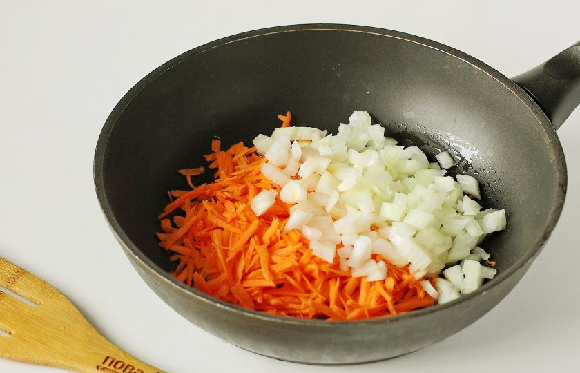 1. Этап. Рис с копченой курицей: Лук нарежьте кубиками, морковь натрите на терке.