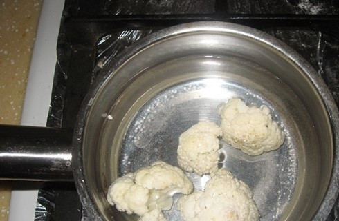 1. Этап. Овощные коктейли в блендере: 2. В кастрюлю наливаем воду, доводим ее до кипения. Разделяем соцветия цветной капусты, отправляем ее в немного подсоленную воду, варим 3-4 минуты.