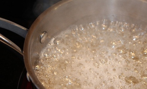 1. Этап. Пирожное Вишнёвый ноктюрн: Опять поставьте сироп на огонь. Варите его 4 минуты на сильном огне.