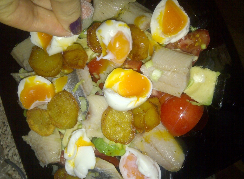 1. Этап. Салат Норвежский: Выложите в салатницу все ингредиенты, разрезав яйца пополам. Посолите и поперчите по вкусу.