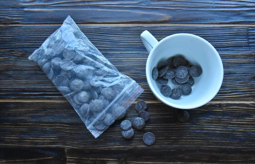 1. Этап. Торт Рождественское полено: Для имитации коры дерева возьмите шоколад и растопите его на водяной бане или в микроволновой печи импульсами по 30 секунд.