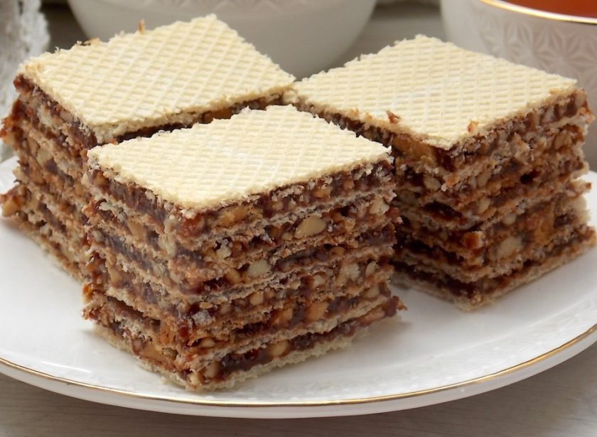 1. Этап. Вафельный торт Грильяж: Сложите друг на друга стопкой. Положите на верх доску и поставьте груз. Уберите в холодильник на несколько часов.