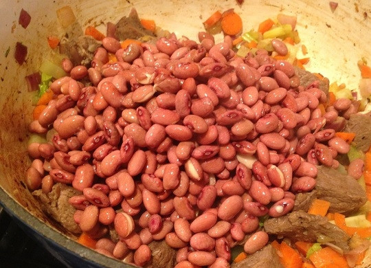 1. Этап. Красная фасоль с мясом: 5. Обжарьте на среднем огне мясо с овощами, помешивая периодически. После слейте воду с фасоли и выложите ее к остальным ингредиентам.