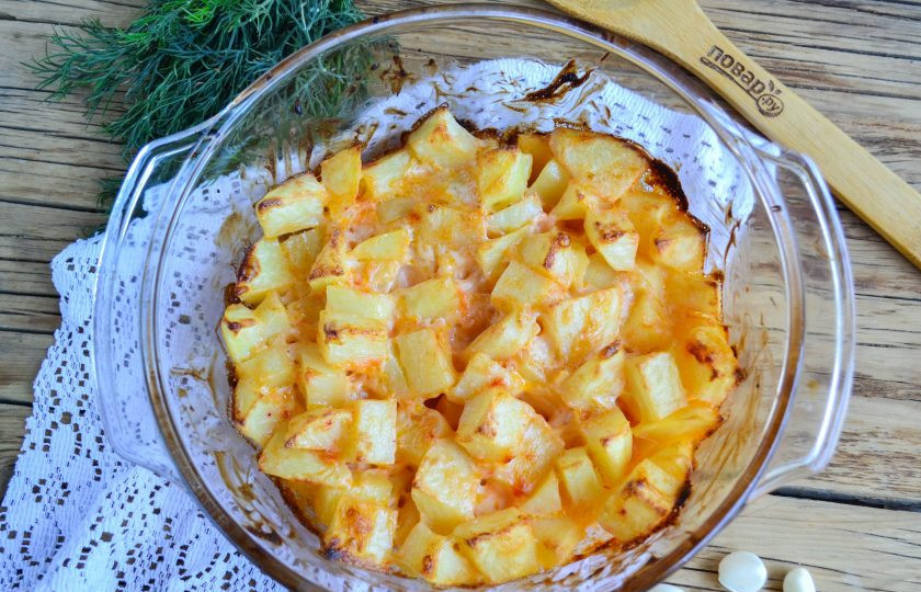 1. Этап. Картофель, запеченный с майонезом и чесноком: Подавайте картошечку горячей. Приятного аппетита!