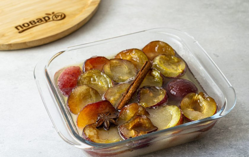 1. Этап. Варенье из сливы с корицей и бадьяном: Затем переместите форму в духовку при температуре 150 градусов на 1,5 часа. Периодически помешивайте варенье ложкой.