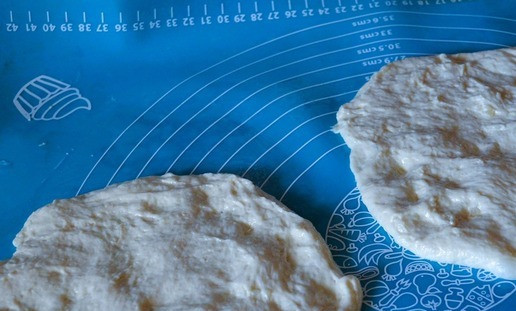 1. Этап. Венгерские лепёшки Лангош: Расплющивая масляными руками, сформовать лепёшки, 25 см..