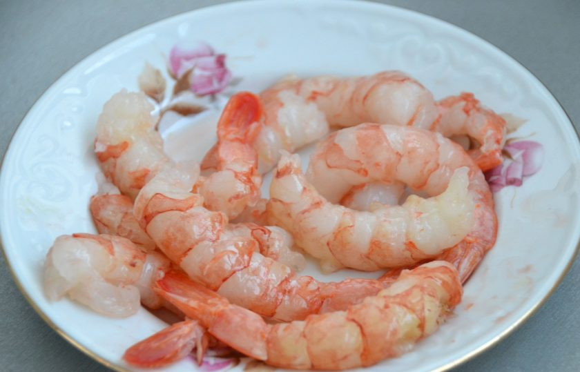 1. Этап. Итальянский салат с креветками: Очистите креветки от панциря.