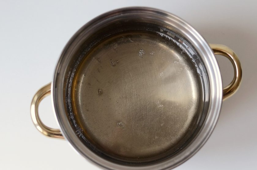 1. Этап. Кокосовая карамель: Поставьте кастрюлю на средний огонь, доведите до кипения. Добавьте лимонный сок.