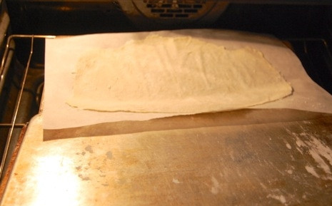 1. Этап. Армянский лаваш в духовке: Отправьте тесто вместе с пергаментом в духовку.