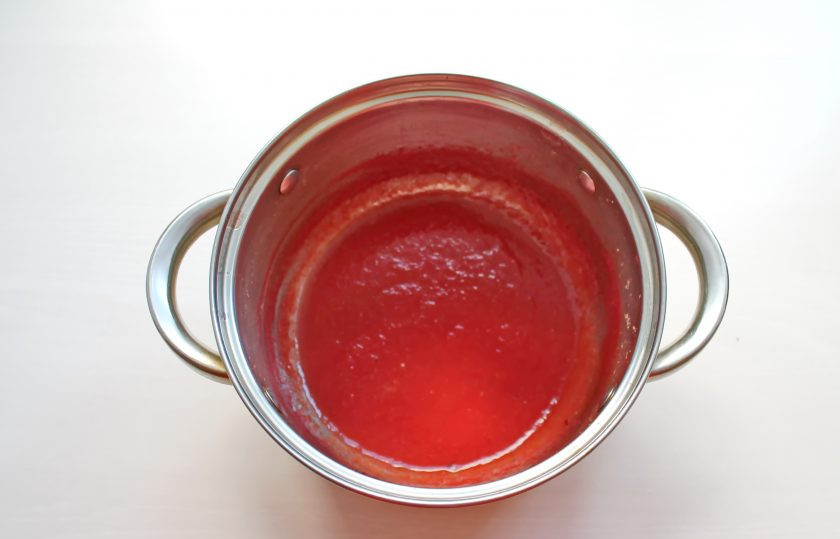 1. Этап. Настойка на арбузе: Поставьте на средний огонь и доведите массу до кипения. Убавьте огонь и уваривайте жидкость до уменьшения в 2 раза, перемешивая, чтобы не пригорела. Снимите с огня и полностью остудите.