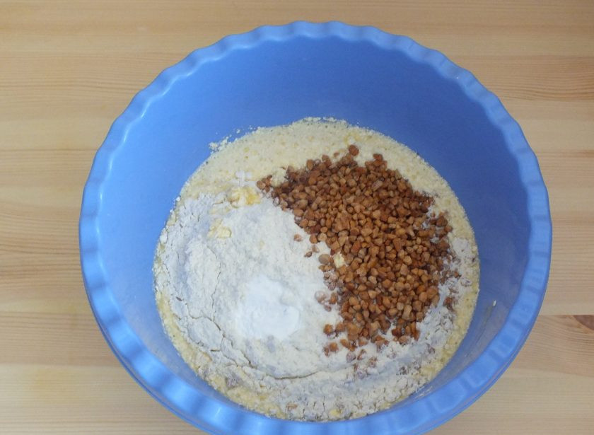 1. Этап. Печенье Сникердудль: К полученной массе добавьте молоко, муку, разрыхлитель и орехи.