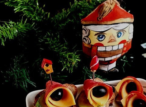 1. Этап. Закуска из сыровяленой индейки: Вторая подача без хлеба. Просто шпажки с кулёчком выкладываем на огурец.