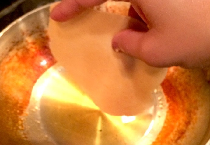 1. Этап. Индийские лепешки Пури: 8. В сковороду вылейте оставшееся растительное масло, разогрейте его хорошенько, выложите лепешку.