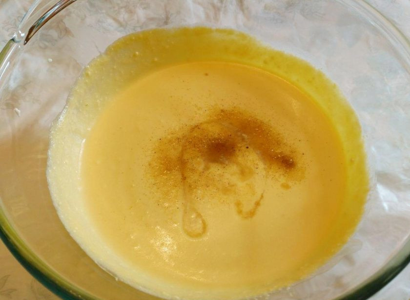 1. Этап. Японский хлопковый чизкейк: Добавьте в получившуюся массу ванильный сахар (или несколько капель ванильной эссенции) и влейте лимонный сок, перемешайте.