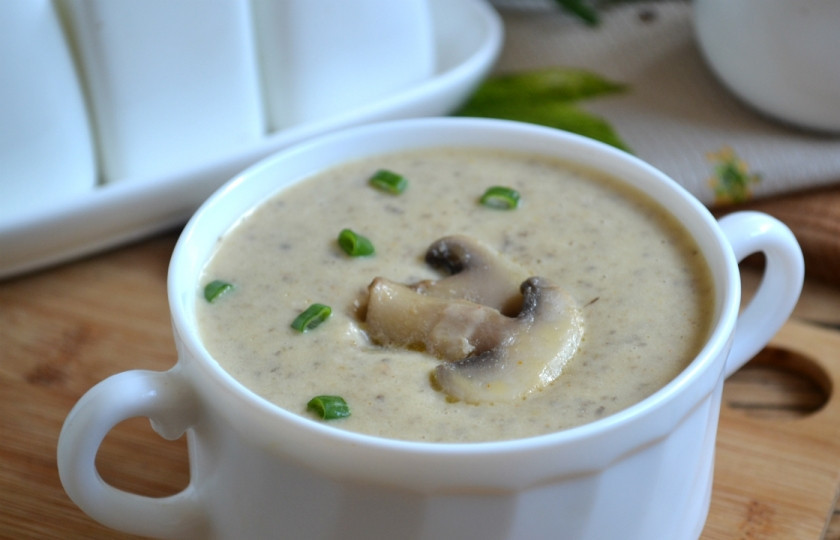 1. Этап. Грибной крем-суп из шампиньонов: Готовый суп пюрируйте с помощью блендера. Для украшения оставьте 2-3 кусочка шампиньона. Налейте крем-суп в небольшие пиалы, украсьте по своему усмотрению. Подавайте горячим. Приятного аппетита!