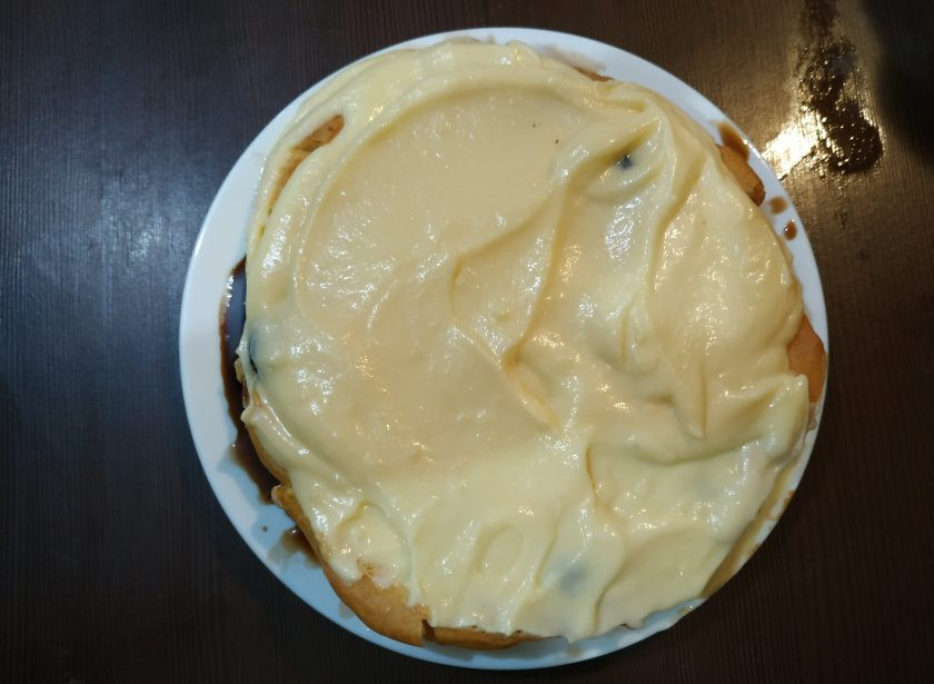 1. Этап. Торт Золотые купола: Когда желе застынет, выложите сверху слой крема.