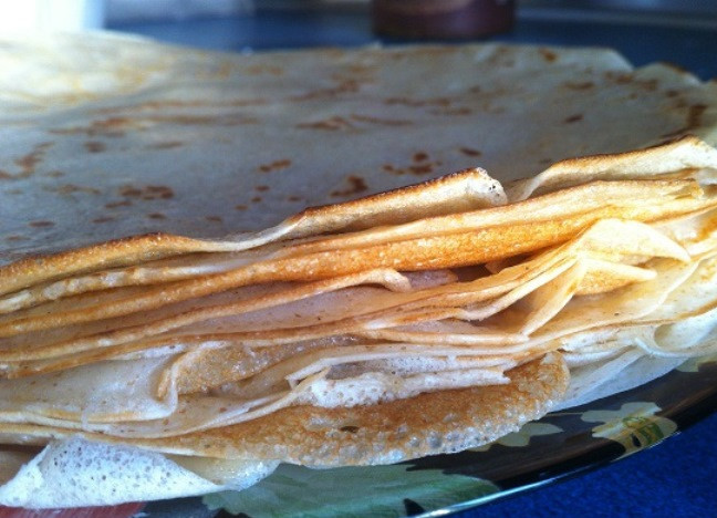 1. Этап. Блинчики без яиц и молока: После появления румяной корочки снимите блин на блюдо и жарьте следующий.