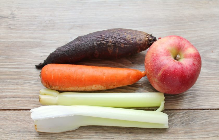 1. Этап. Свекольно-морковный сок с яблоком и сельдереем: Подготовьте все необходимые ингредиенты для приготовления свекольно-морковного сока с яблоком и сельдереем. Яблоко и овощи тщательно вымойте.