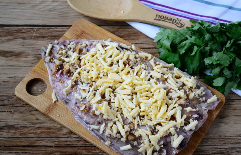 1. Этап. Запеченная скумбрия с орехово-сырной начинкой: Сверху выложите измельченные грецкие орехи, их можно измельчить в блендере или же просто порубить ножом (я так и сделала). И следующим слоем выложите натертый на крупной терке сыр.