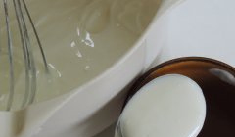 1. Этап. Творожный крем с желе: Заранее замоченный в холодной воде желатин отжимаем и распускаем в микроволновой или духовой печи при температуре 60°С. Сразу в горячем желатине разводим 3 ст. л. творожной смеси.