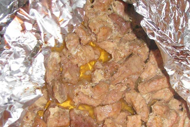 1. Этап. Мясо по-императорски: 6. Мясо по-императорски в домашних условиях можно подавать с любимым гарниром и свежими овощами. Это нежнейшее блюдо лучше подавать сразу после приготовления.