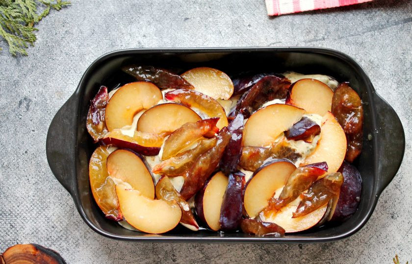 1. Этап. Индейка со сливами в духовке: Сливы разрежьте пополам, удалите косточку и разрежьте на дольки. Разложите сливу на стейки индейки, немного посолите.