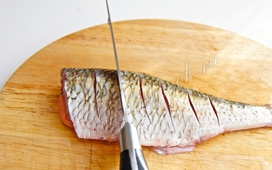 1. Этап. Плотва жареная: Поперёк рыбы сделайте несколько надрезов.