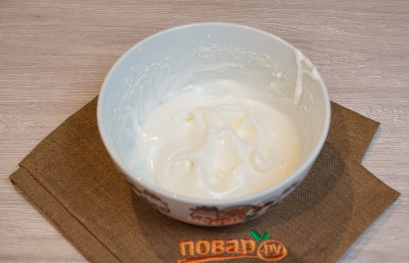 1. Этап. Кулич пасхальный в хлебопечке: Хлебопечка выполнит свою задачу. Вашего участия не понадобится (если есть диспенсор). Пока идет процесс выпечки, взбейте 2 яичных белка, добавив 3-4 ст. ложки сахара. Чем больше сахара, тем суше будет помадка на куличе. Я клала 4 ст. ложки, но можно и 6 положить.