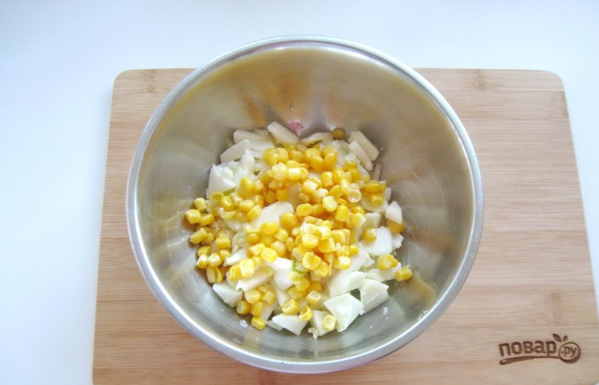 1. Этап. Салат Мошенница: И консервированную кукурузу.