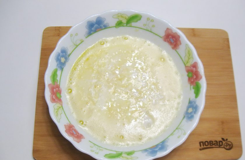 1. Этап. Горчичный кекс: Добавьте кефир. Он может быть любой жирности, но лучше по-жирнее.