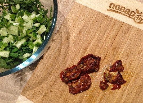 1. Этап. Салат из рукколы с рисом, огурцом и вялеными помидорами: 4. Нарезаем вяленые помидоры (у меня свои, но стояли в холодильнике и оливковое масло застыло).