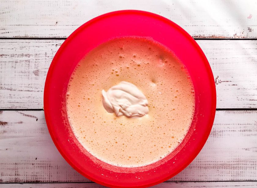 1. Этап. Сметанный бисквит в мультиварке: Добавьте сметану и аккуратно перемешайте.