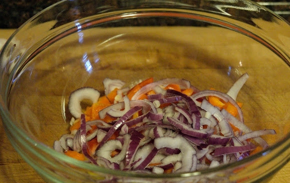 1. Этап. Салат из овощей с сухариками: 3. Туда же отправьте измельченную луковицу.