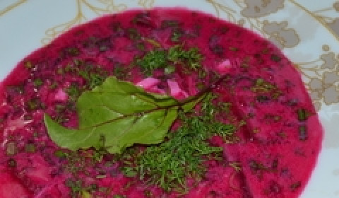 1. Этап. Холодник с ботвой: Всё складываем в кастрюлю. Заливаем охлажденным куриным бульоном, добавляем сметану, сок из одного лимона, солим по вкусу. Холодник готов!