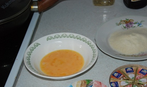 1. Этап. Сыр Хохланд жареный: Рецепт из серии: быстрее готовить, чем писать. Поставим сковородку, смазанную растительным маслом, на огонь. В одну тарелочку высыпаем панировочные сухари, в другую разбалтываем яйцо, очищаем сырки от упаковки.