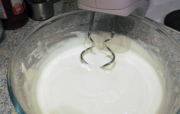 1. Этап. Простой медовый торт: Пока выпекаются коржи, смешайте миксером сахар, ванилин и сметану для крема. Рекомендую использовать миксер с насадками для теста. Так риск перебить сметану в масло значительно уменьшается.