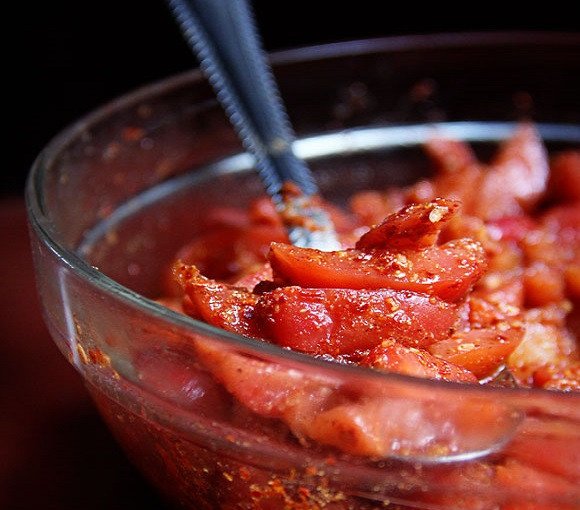 1. Этап. Сливы, маринованные без закатки: 7. Примерно через полчаса еще раз аккуратно все перемешайте. Параллельно подготовьте чистые и сухие стеклянные банки.