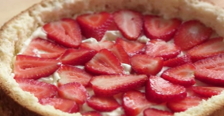 1. Этап. Торт с клубникой: 7. Внутрь торта выложите крем, нарезанную пластинками клубнику, мякиш. Затем повторите все слои.