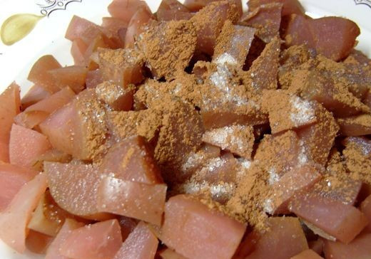 1. Этап. Шарлотка из сушеных яблок: Яблоки отварить или взять их из компота, дать стечь жидкости. Посыпать корицей.