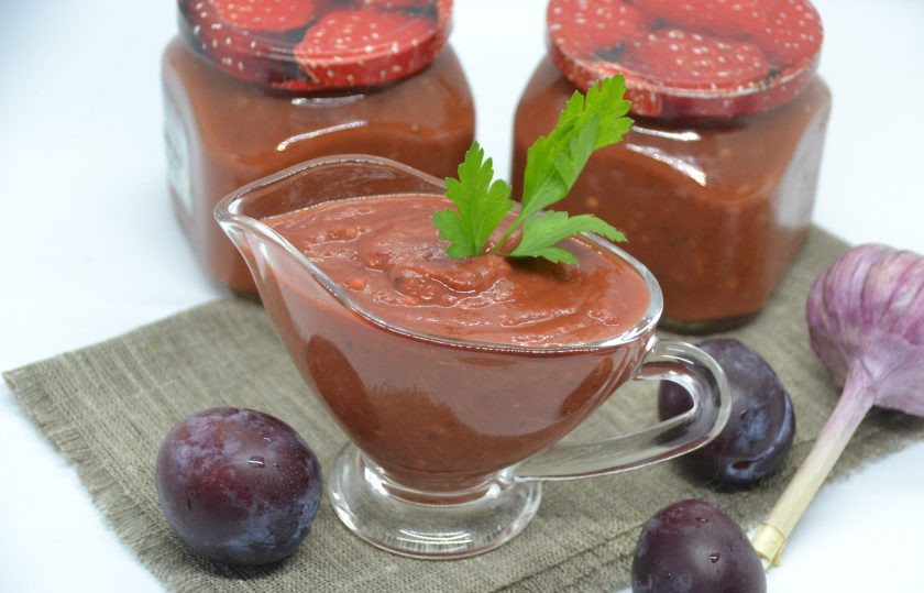 1. Этап. Кетчуп из слив: Из этого количества ингредиентов получается чуть более 1 литра кетчупа. Кетчуп очень вкусный, в меру острый, с пикантным, пряным вкусом. Готовлю такой соус каждый год, всегда уходит 