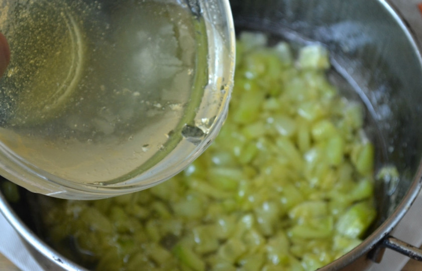 1. Этап. Десерт из кабачка: Добавьте к еще не успевшему остыть кабачку желатин, хорошенько размешайте.