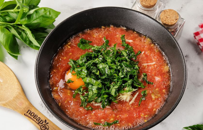 1. Этап. Томатные оладьи: На этом этапе можете добавить любую свежую зелень. У меня измельчённый базилик.