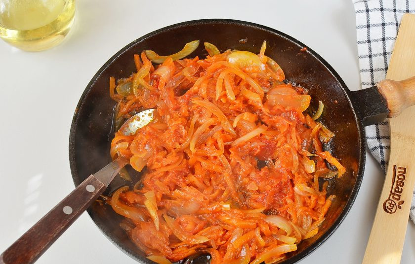 1. Этап. Борщ из маринованной свеклы: На растительном масле обжарьте овощи, в конце добавьте томатную пасту, протушите пару минут и снимите с огня.