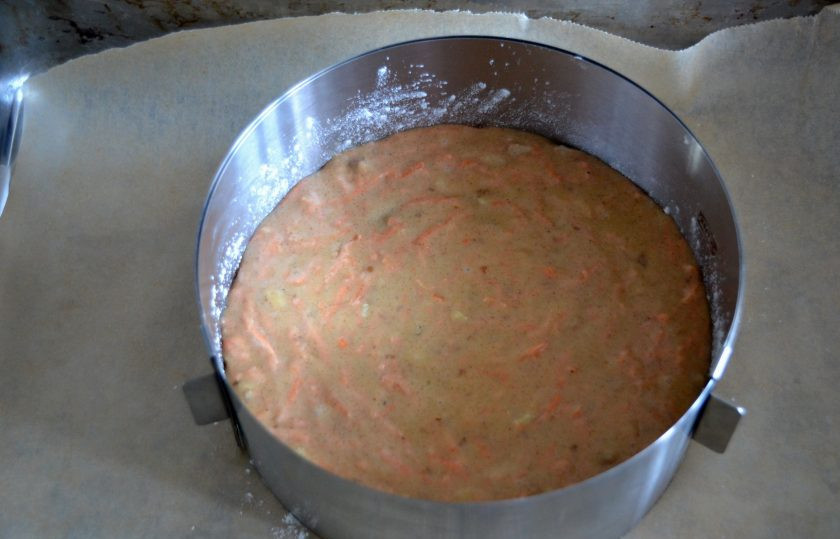 1. Этап. Морковный торт с вишней: Разогрейте духовку до 190 градусов, выложите тесто в кондитерское кольцо диаметром 18-19 см., выпекайте до готовности примерно 50 минут. Обязательно проверяйте готовность деревянной шпажкой.