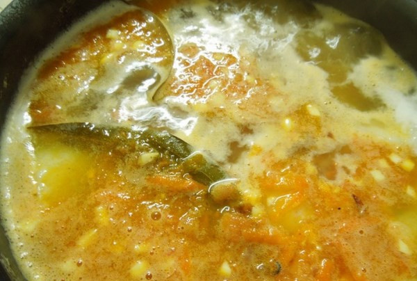 1. Этап. Суп из филе пангасиуса: Перекладываем зажарку в суп, добавляем лавровый лист. Варите еще минут 5-7. Суп из филе пангасиуса готов. Приятного аппетита!