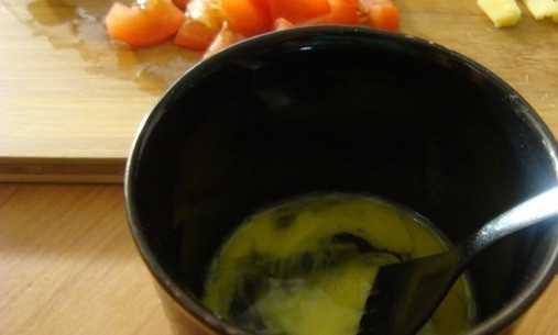 1. Этап. Завтрак в чашке: Разогрейте духовку до 180 градусов. В толстую керамическую кружку разбейте яйцо. Взболтайте его.