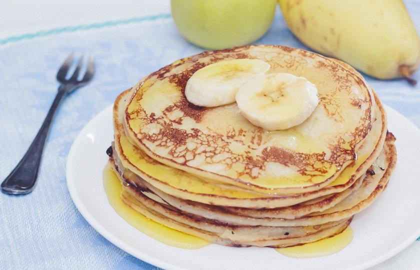 1. Этап. Оладьи из творога и банана: Жарьте оладушки с двух сторон до румяной корочки. Подавайте со свежим бананом и сиропом.