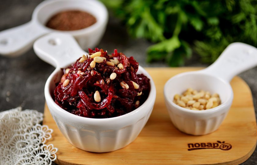 1. Этап. Свекла по-царски: Готовую свеклу по-царски разложите по порциям и подавайте к столу. Приятного аппетита!