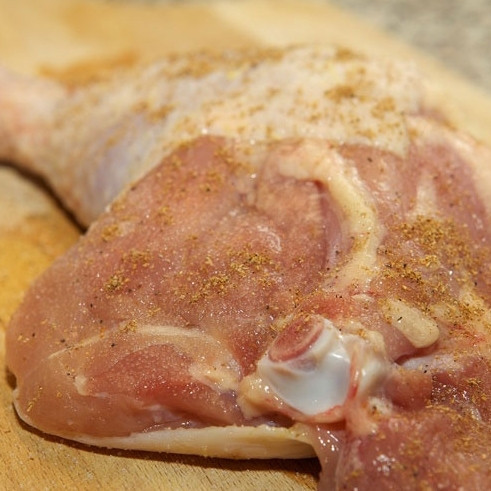 1. Этап. Жареные куриные ножки: Каждую куриную ножку щедро натрите солью со всех сторон, а затем обсыпьте специями.